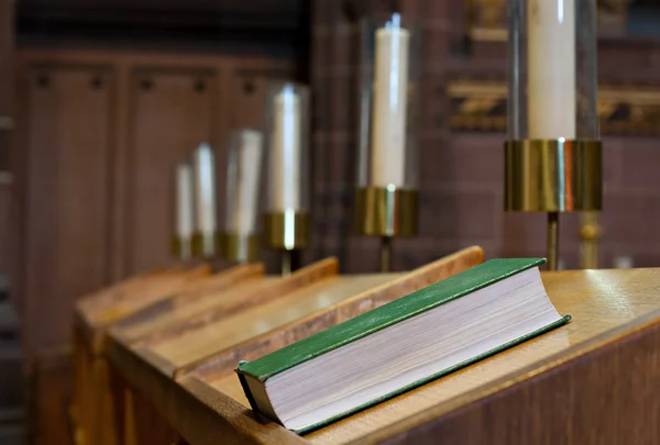 Bibel auf Holzbank in Kirche — Stockfoto