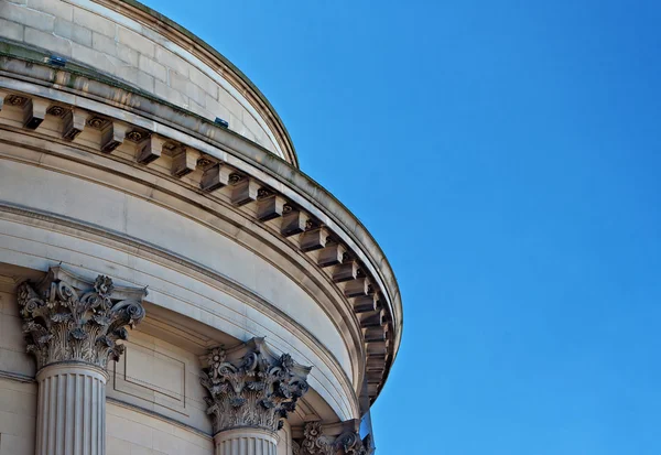 Ornate sandstone columns on government building — Stock Photo, Image