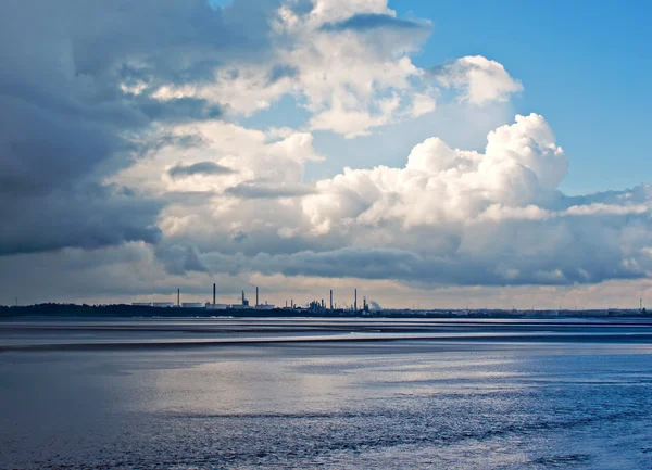 Vista de la planta química al otro lado del río 2 — Foto de Stock