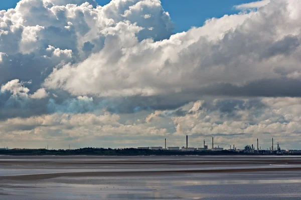 Blick auf das Chemiewerk auf der anderen Seite des Flusses 6 — Stockfoto