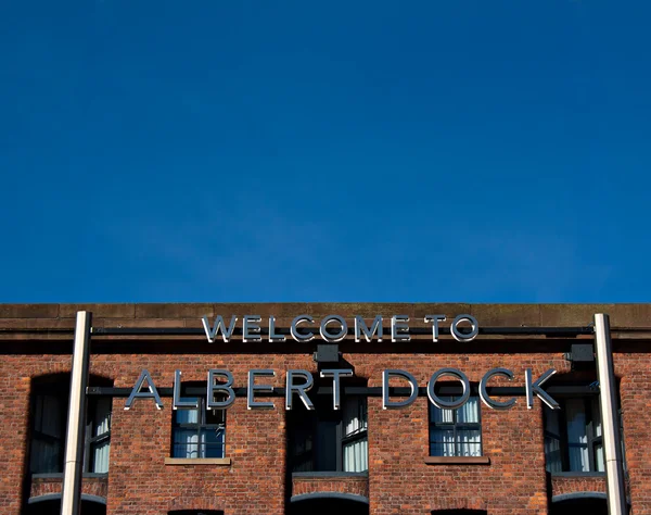 Znak mówi Zapraszamy albert Dock — Zdjęcie stockowe