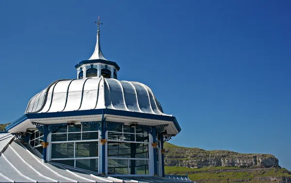 Купольная крыша на конце пирса Лландидно, Уэльс — стоковое фото