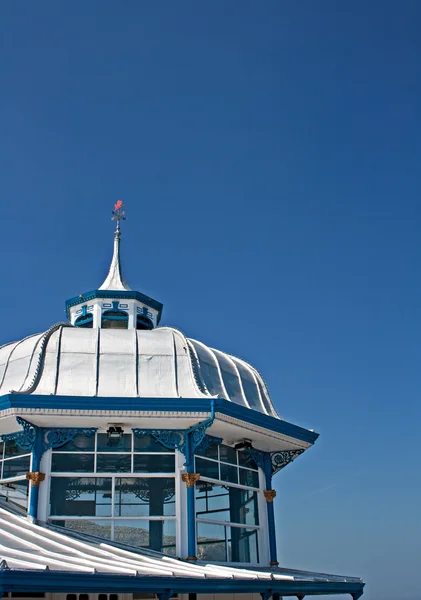 Välvt tak på slutet av piren llandudno, wales — Stockfoto