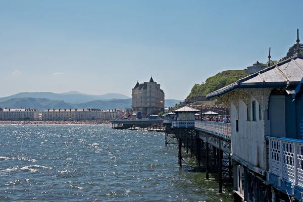 Llandudno προβλήτα στην Ουαλία Ηνωμένο Βασίλειο, μια φωτεινή ηλιόλουστη ημέρα — Φωτογραφία Αρχείου