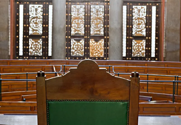 Kijk in de rechtszaal van rechters stoel — Stockfoto