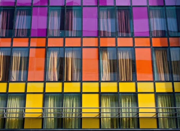 Bunte Fenster an modernem Wohnblock — Stockfoto