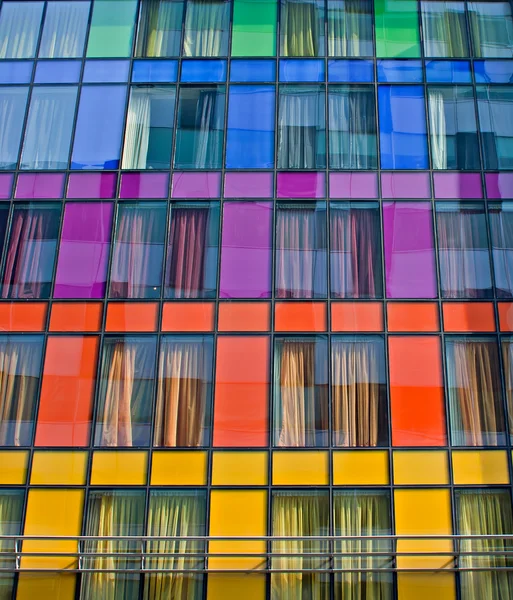 Janelas coloridas no bloco de apartamentos moderno — Fotografia de Stock