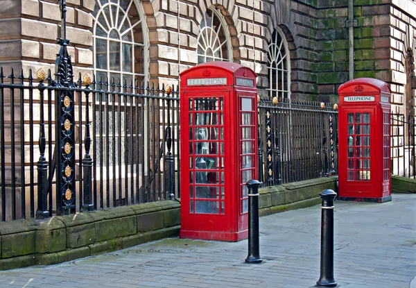 Par de caixas telefónicas britânicas tradicionais — Fotografia de Stock