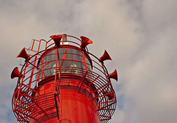 Knallroter Leuchtturm mit Nebelhörnern — Stockfoto