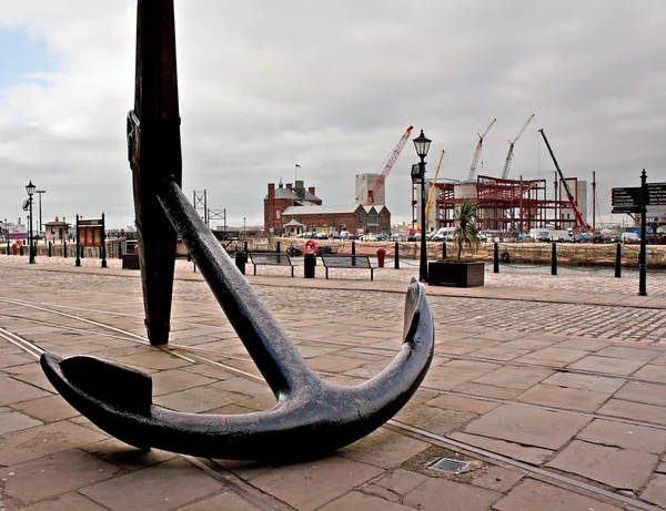 Grandes barcos fondean fuera del Liverpool Maritime Museum, Liverpool , —  Fotos de Stock