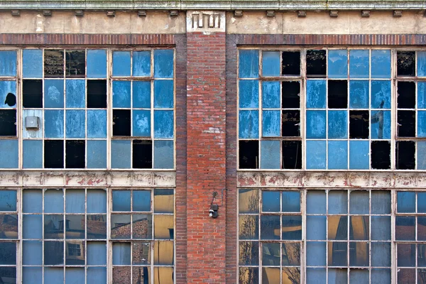 Ventanas rotas en viejo edificio abandonado — Foto de Stock