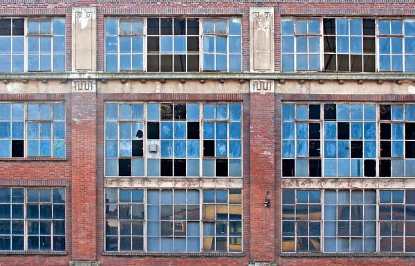 Broken windows on old derelict building — Stock Photo, Image