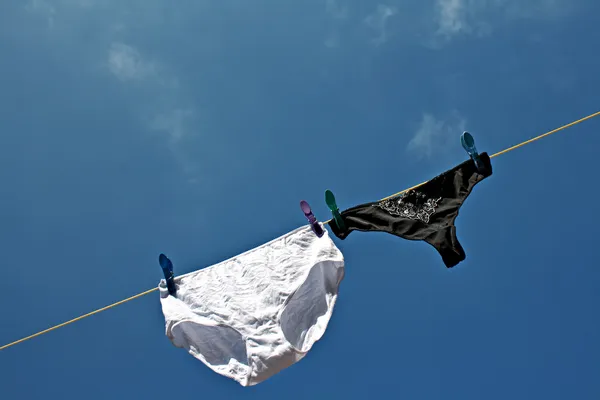 Höschen hängen zum Trocknen an der Wäscheleine — Stockfoto