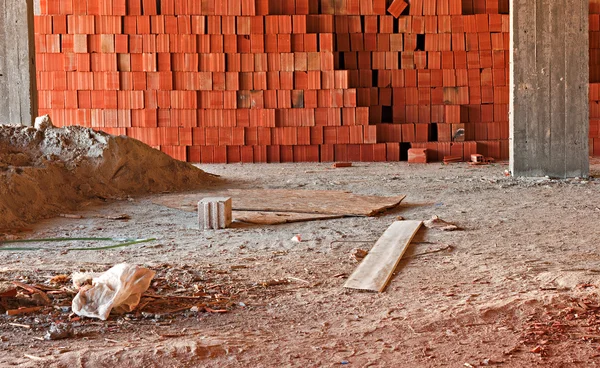 Interiør af byggepladsen med bunke sand og murbrokker - Stock-foto