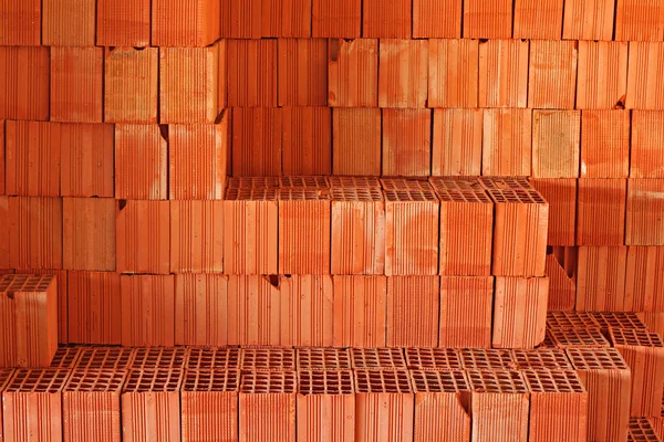 Stapel rode bouwstenen binnen bouwplaats — Stockfoto