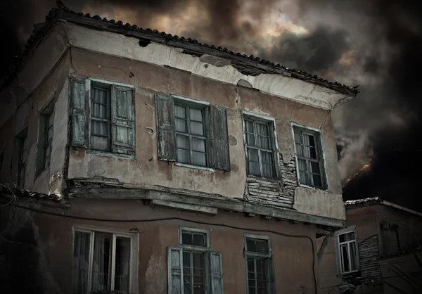 Espeluznante vieja casa abandonada — Foto de Stock