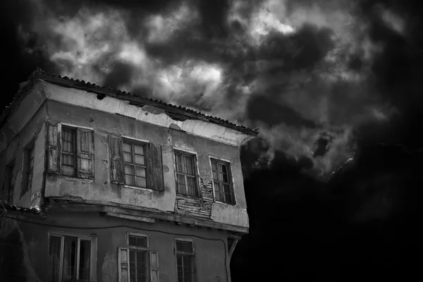 Spooky oud vervallen huis — Stockfoto