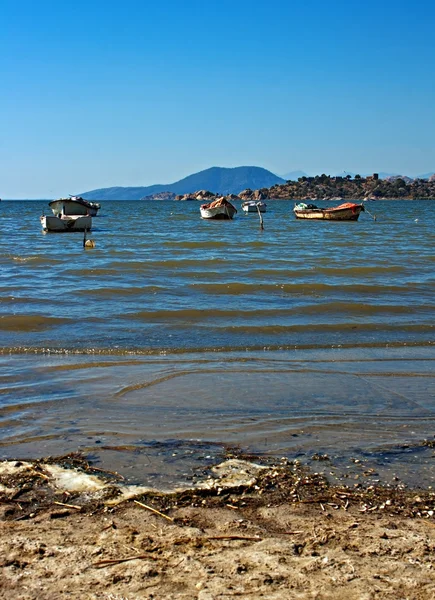 Små fiskebåtar på en sjö i eftermiddagssolen — Stockfoto
