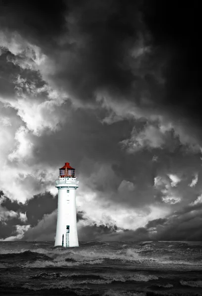 Fyr med närmar sig dramatiska molnen — Stockfoto