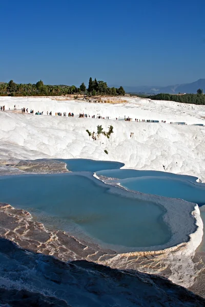 Travetine pokryté kopce a skalní jezírka pamukkale Turecko — Stock fotografie