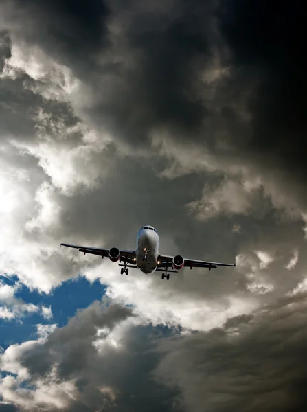 Aereo passeggeri in avvicinamento finale, contro un cielo tempestoso — Foto Stock