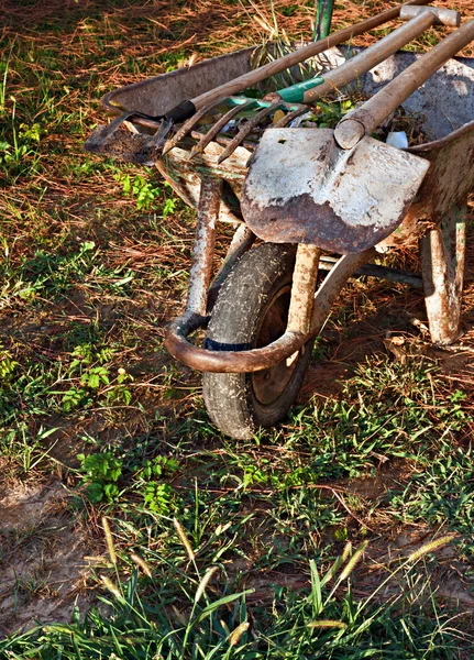 Herramientas de jardinería en una vieja carretilla oxidada — Foto de Stock