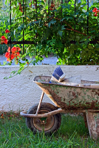 Outils de jardinage dans une vieille brouette rouillée3 — Photo