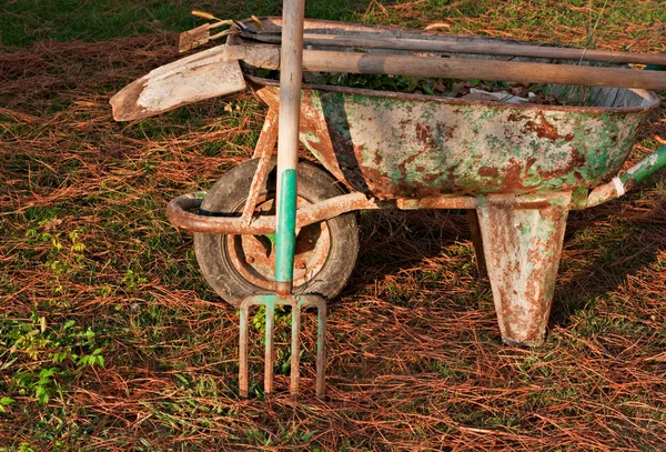 Trädgårdsredskap i gammal rostig skottkärra — Stockfoto