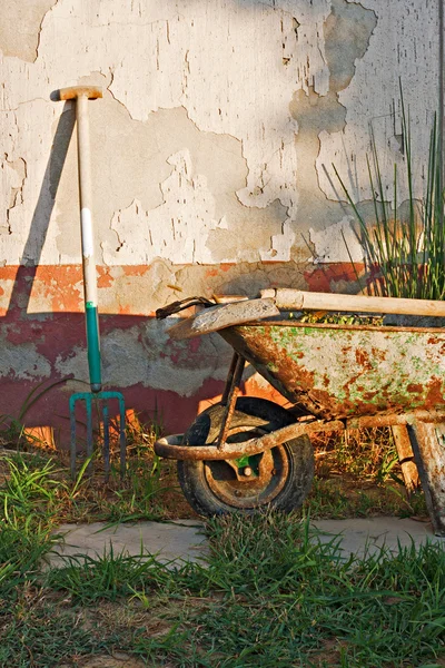 Attrezzi da giardinaggio in vecchia carriola arrugginita — Foto Stock