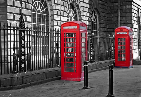 Scatole telefoniche tradizionali rosse inglesi — Foto Stock