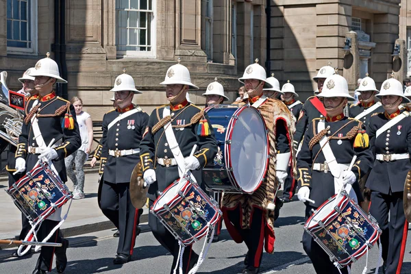 The Band of Her Majesty's Royal Marines marching through Liverpo — Stock Photo, Image