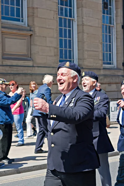 World War 2 veterans marching — Stock Photo, Image