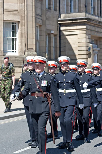 Miembros de las fuerzas armadas británicas marchan a través de liverpool — Foto de Stock