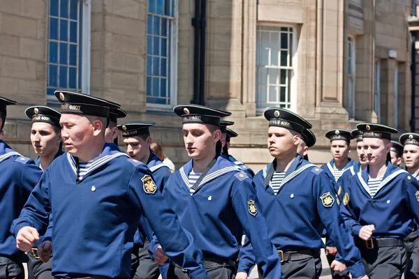 Russian seamen marching through Liverpool — Stock Photo, Image