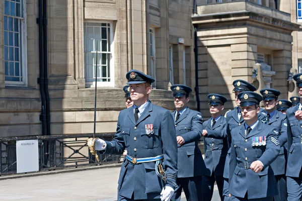 Members of the British armed forces marching through liverpool — Stock Photo, Image