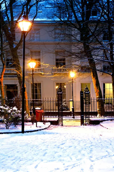 Nightime에 전통적인 겨울 눈 장면에서 조지 왕조 집 — 스톡 사진