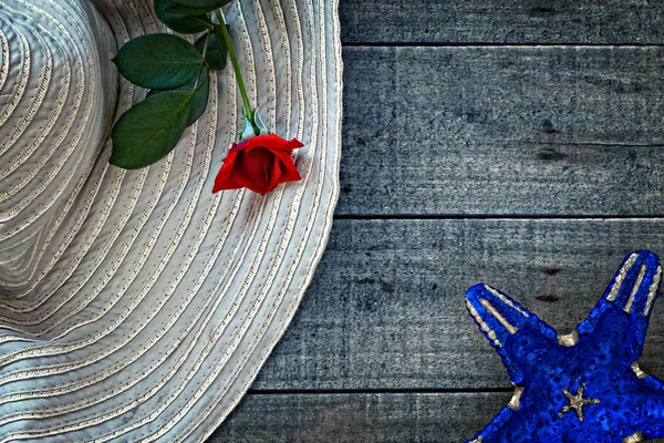 Cappello estivo donna con rosa rossa — Foto Stock