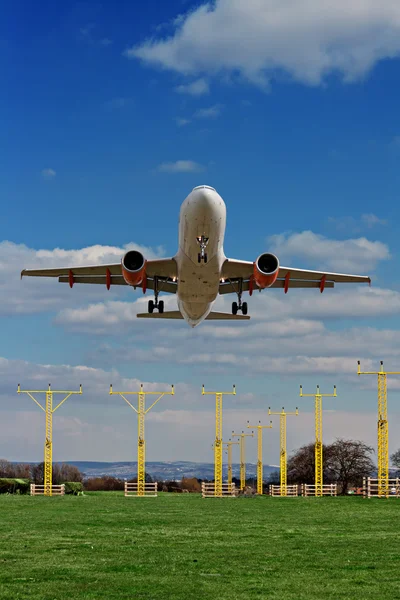 Passagiersvliegtuig land binnenkomen — Stockfoto