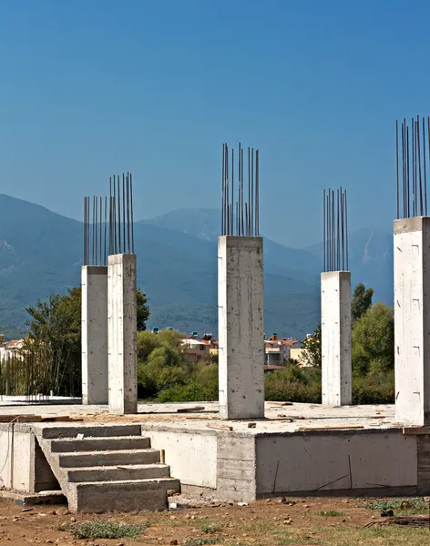 Reinforced concrete pillars on building site — Stock Photo, Image