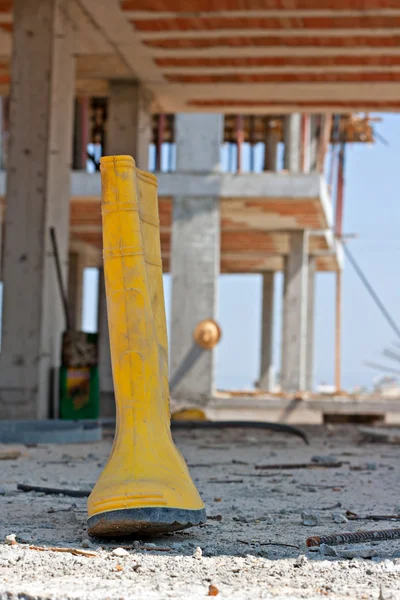 Ouvriers de la construction botte de sécurité jaune — Photo