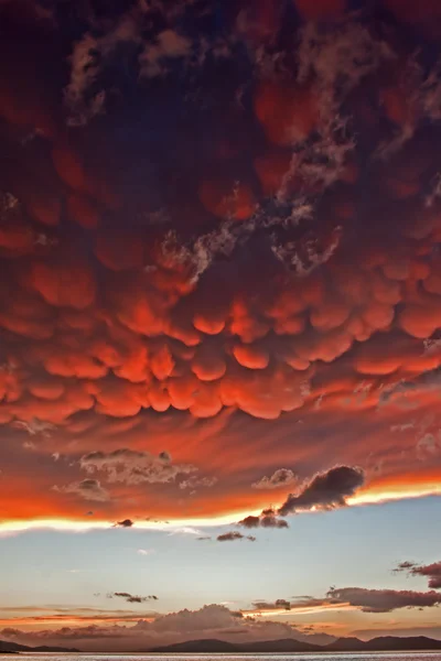 Mammatus chmury o zachodzie słońca przed gwałtownej burzy — Zdjęcie stockowe