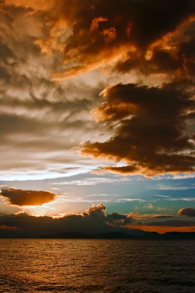 Mammatus bulutlara günbatımı öncesinde şiddetli fırtına — Stok fotoğraf