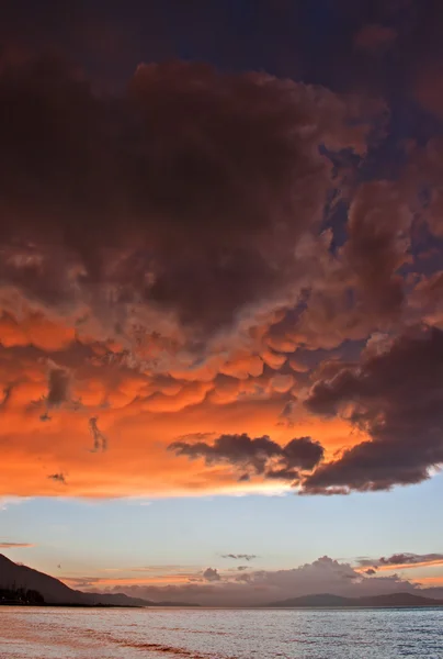 Mammatus clouds at sunset ahead of violent thunderstorm — Stock Photo, Image