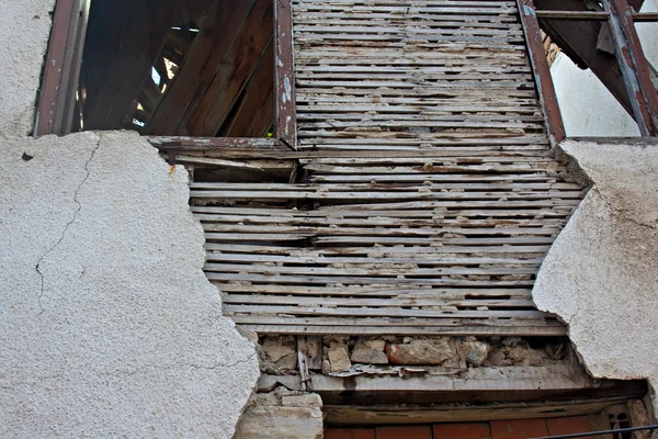 Vecchio solaio e intonaco su un edificio abbandonato — Foto Stock