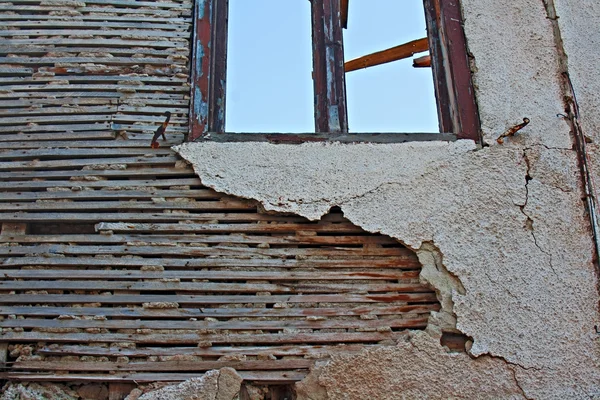 Oude lat. en gips op braakliggende gebouw — Stockfoto