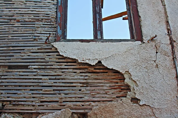 Vecchio solaio e intonaco su un edificio abbandonato — Foto Stock