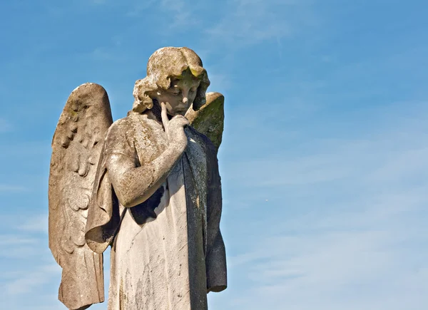 翅膀的天使雕像在墓地里 — 图库照片