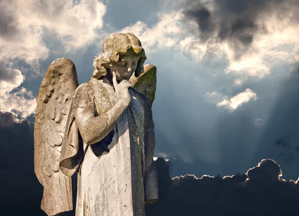 Estatua de ángel alado en el cementerio —  Fotos de Stock