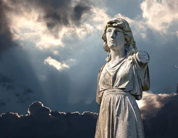 Una estatua femenina envejecida en el antiguo cementerio —  Fotos de Stock