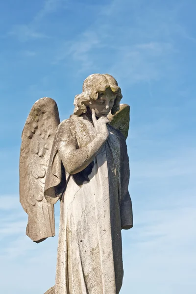 Geflügelte Engelsstatue auf Friedhof — Stockfoto